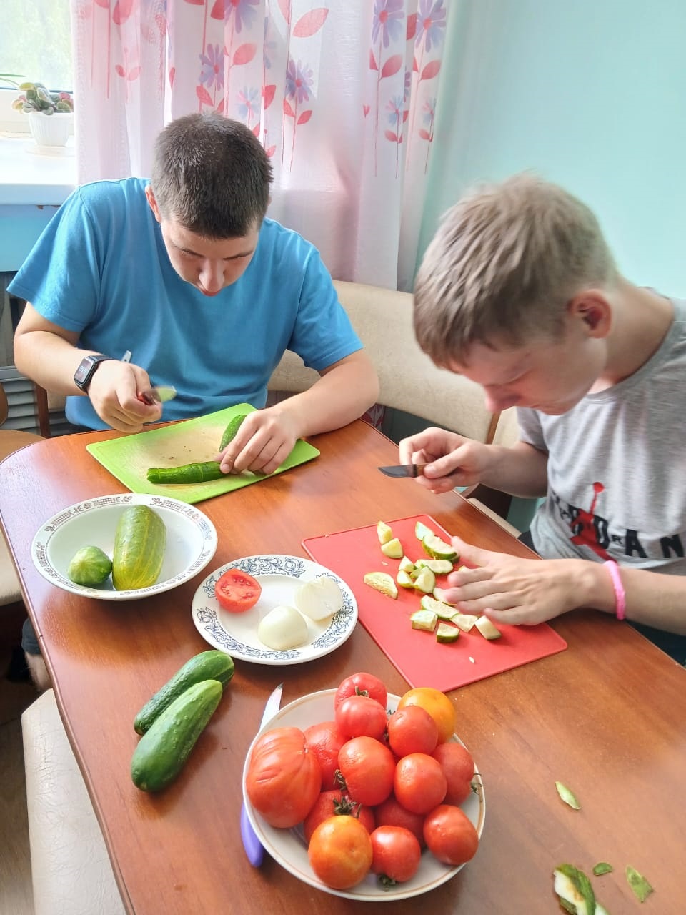 Приготовление салатов.