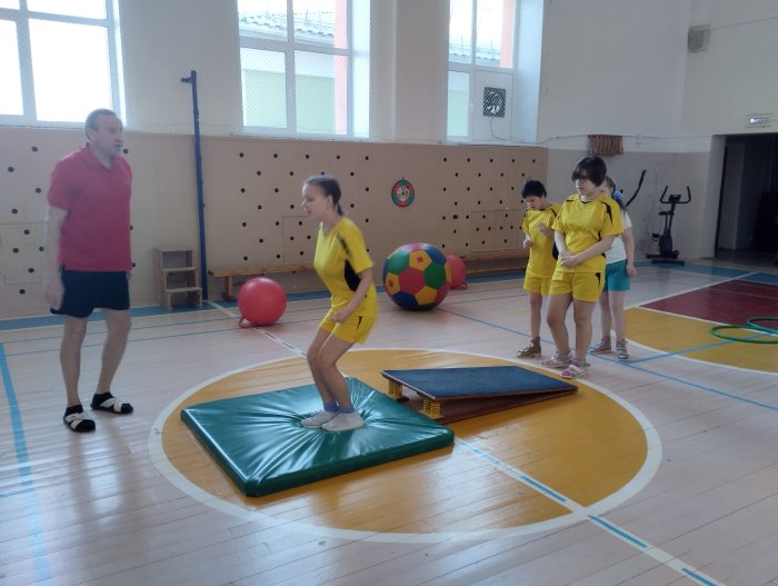 Урок физкультуры с элементами гимнастики