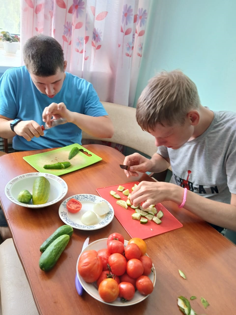 Приготовление салатов.