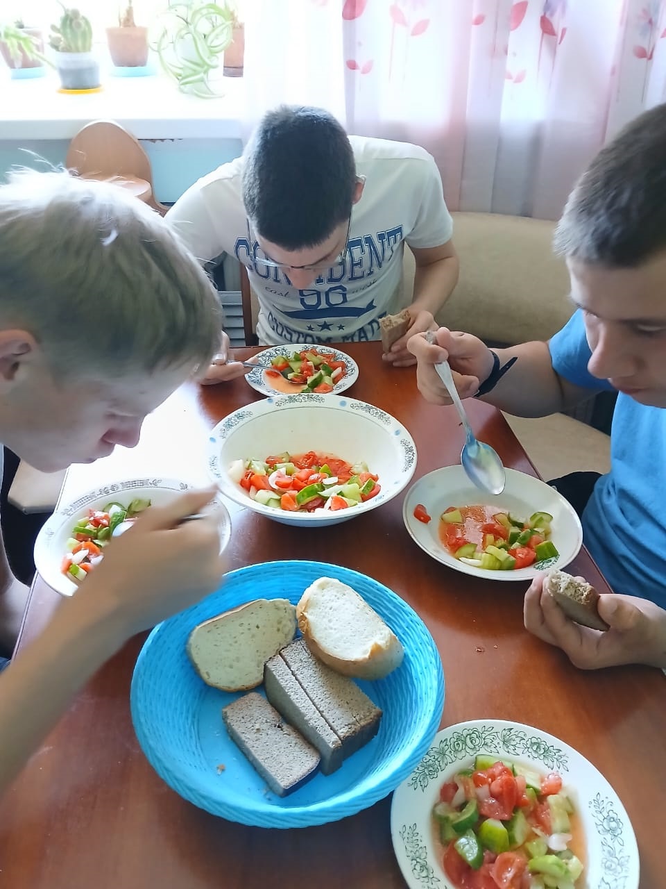 Приготовление салатов.