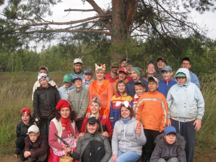 Прогулка школьников в осеннем лесу 