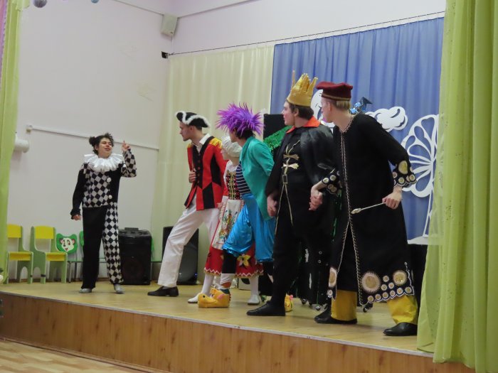 Новогодний спектакль от УМВД и студентов