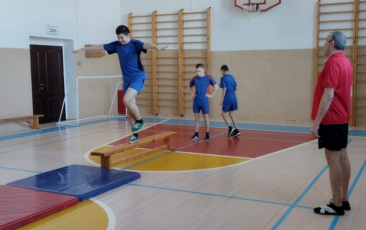 Урок физкультуры с элементами гимнастики