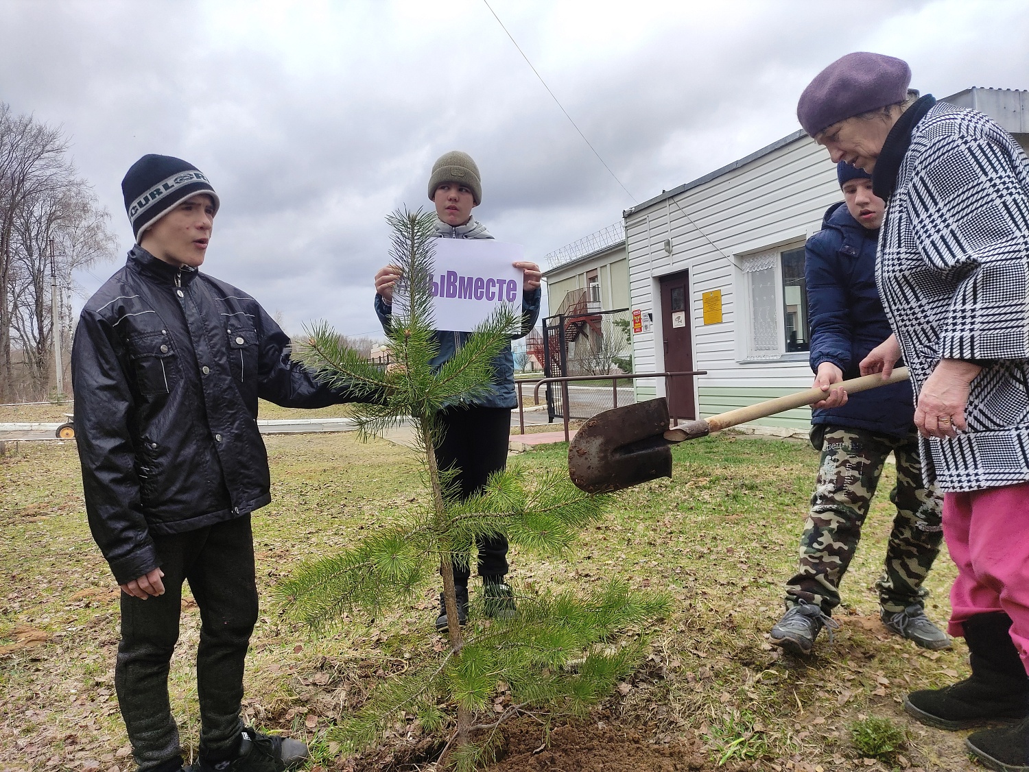 Посадка деревьев в рамках Фестиваля Дарения
