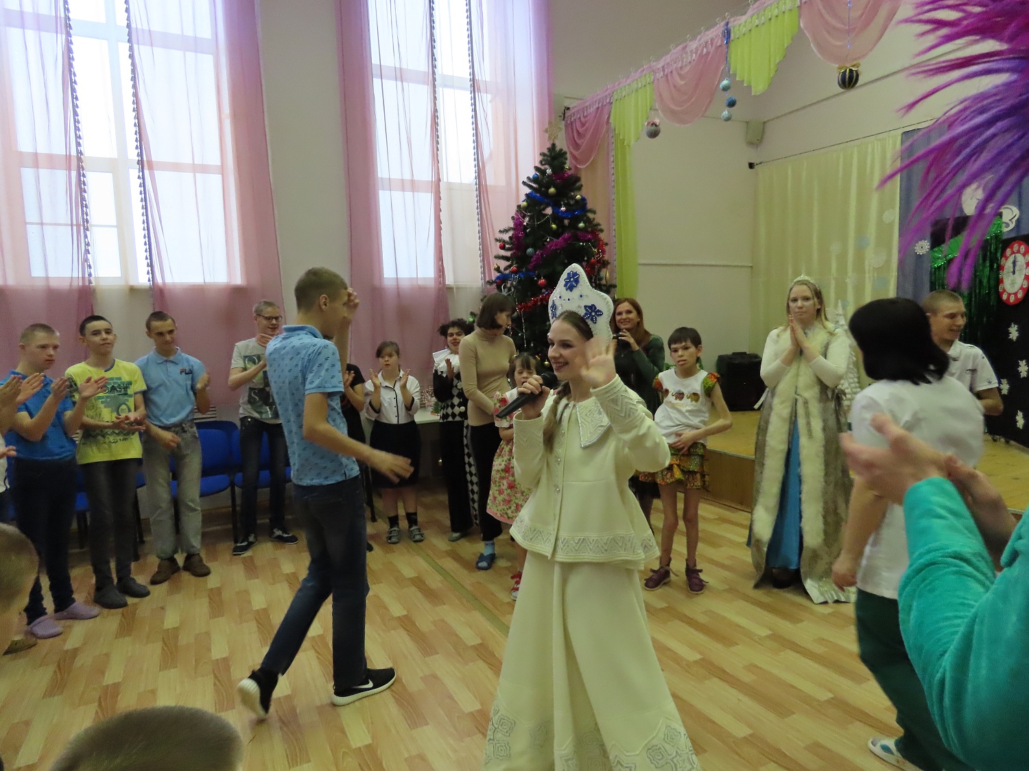 Новогодний спектакль от УМВД и студентов