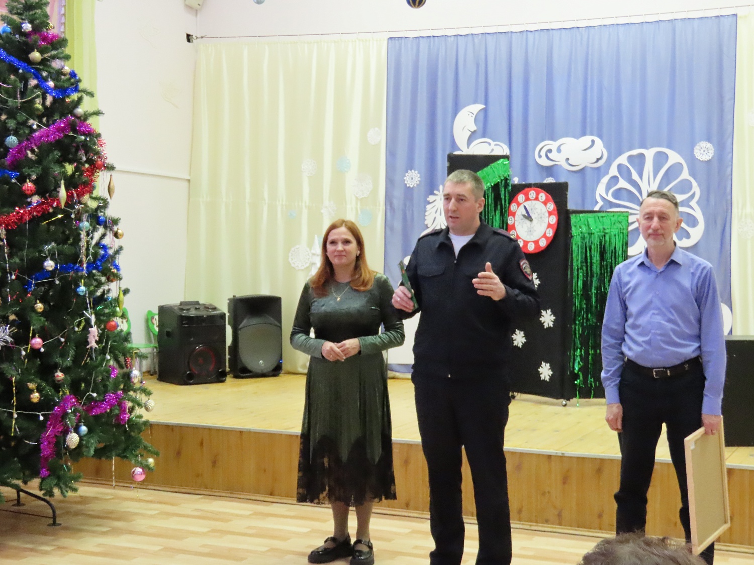 Новогодний спектакль от УМВД и студентов