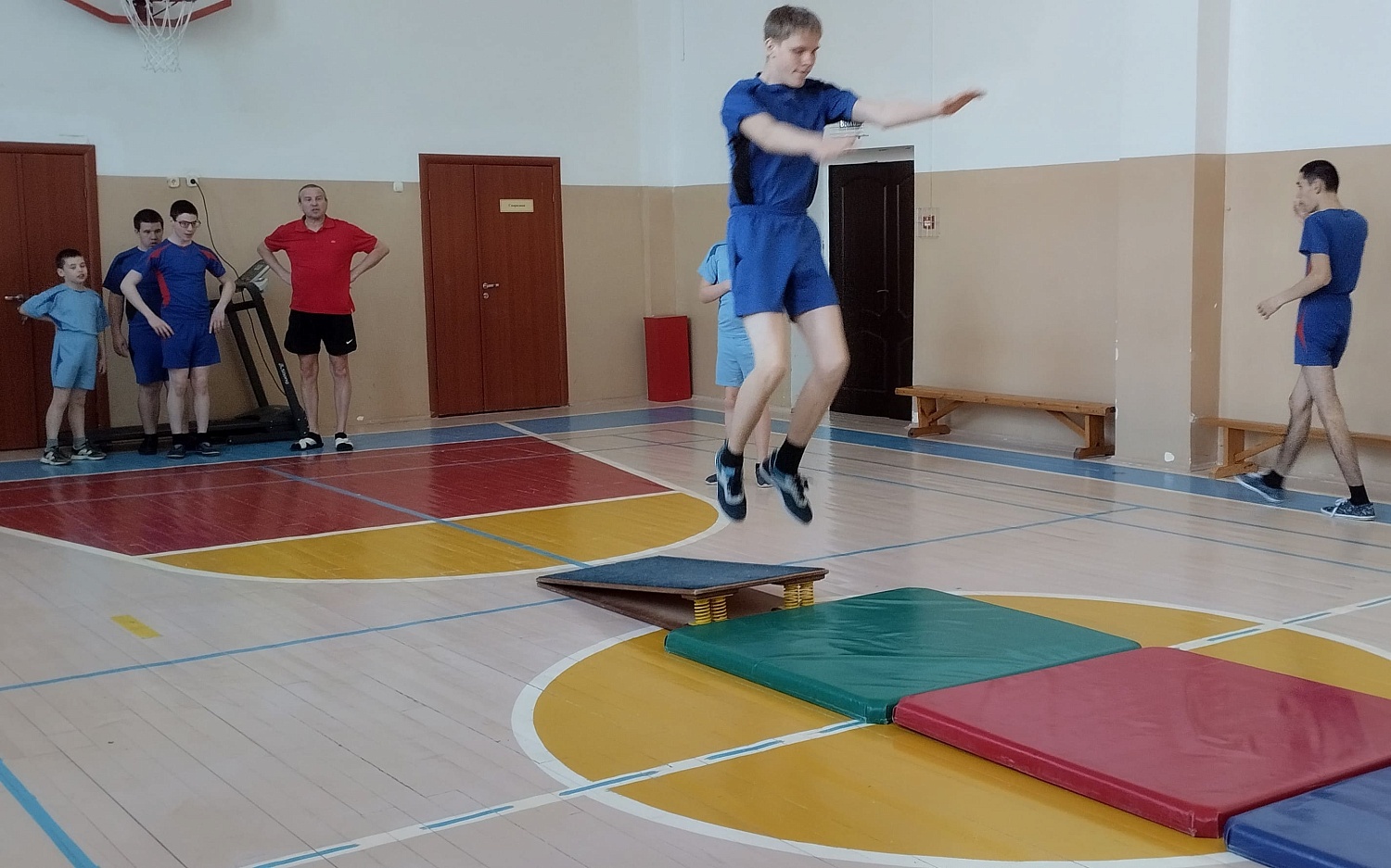 Урок физкультуры с элементами гимнастики