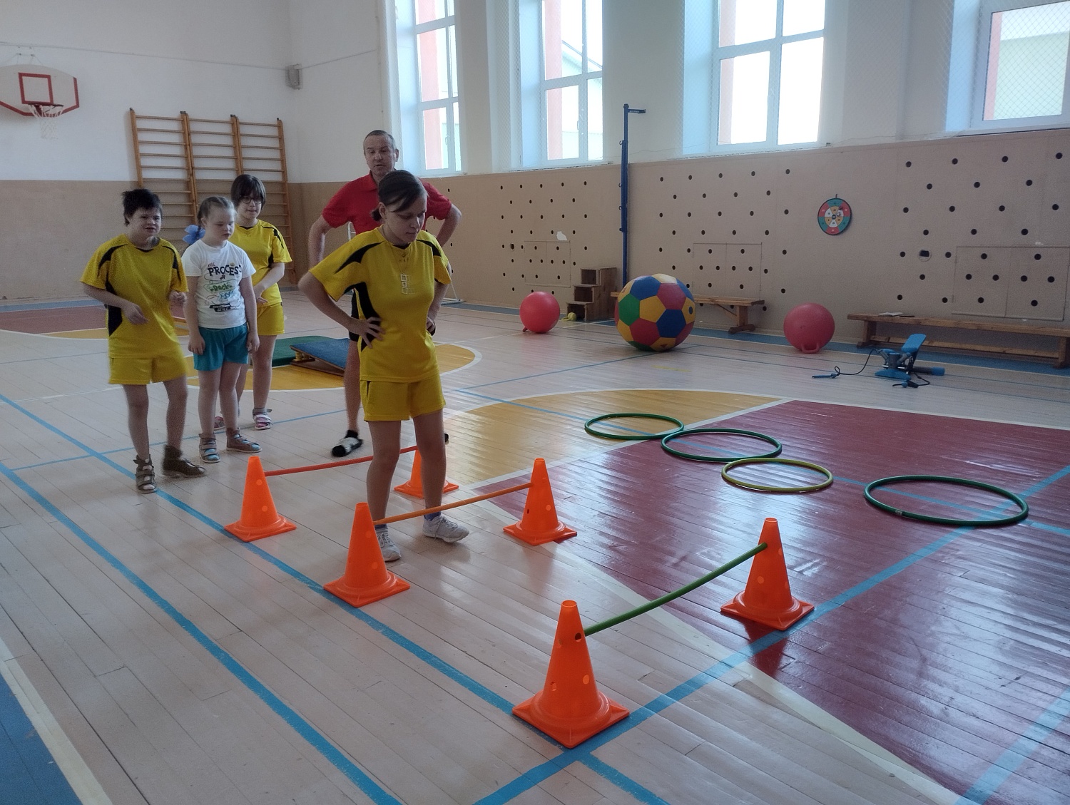 Урок физкультуры с элементами гимнастики