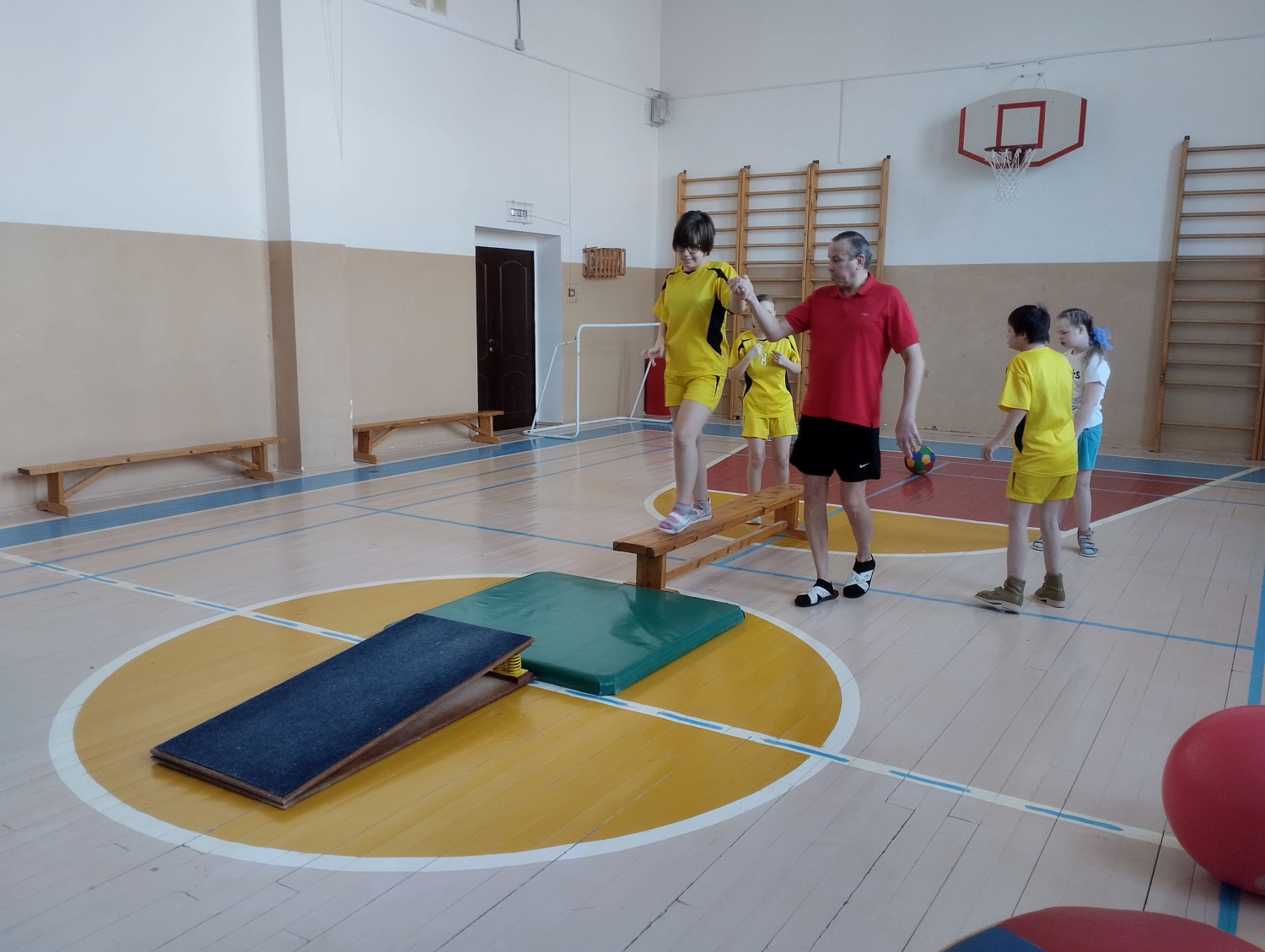 Урок физкультуры с элементами гимнастики