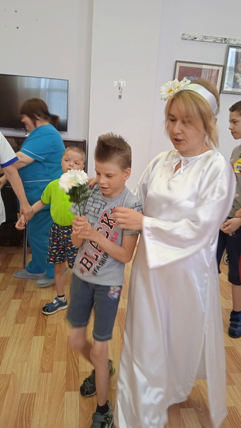 Ромашка в гостях у ребят