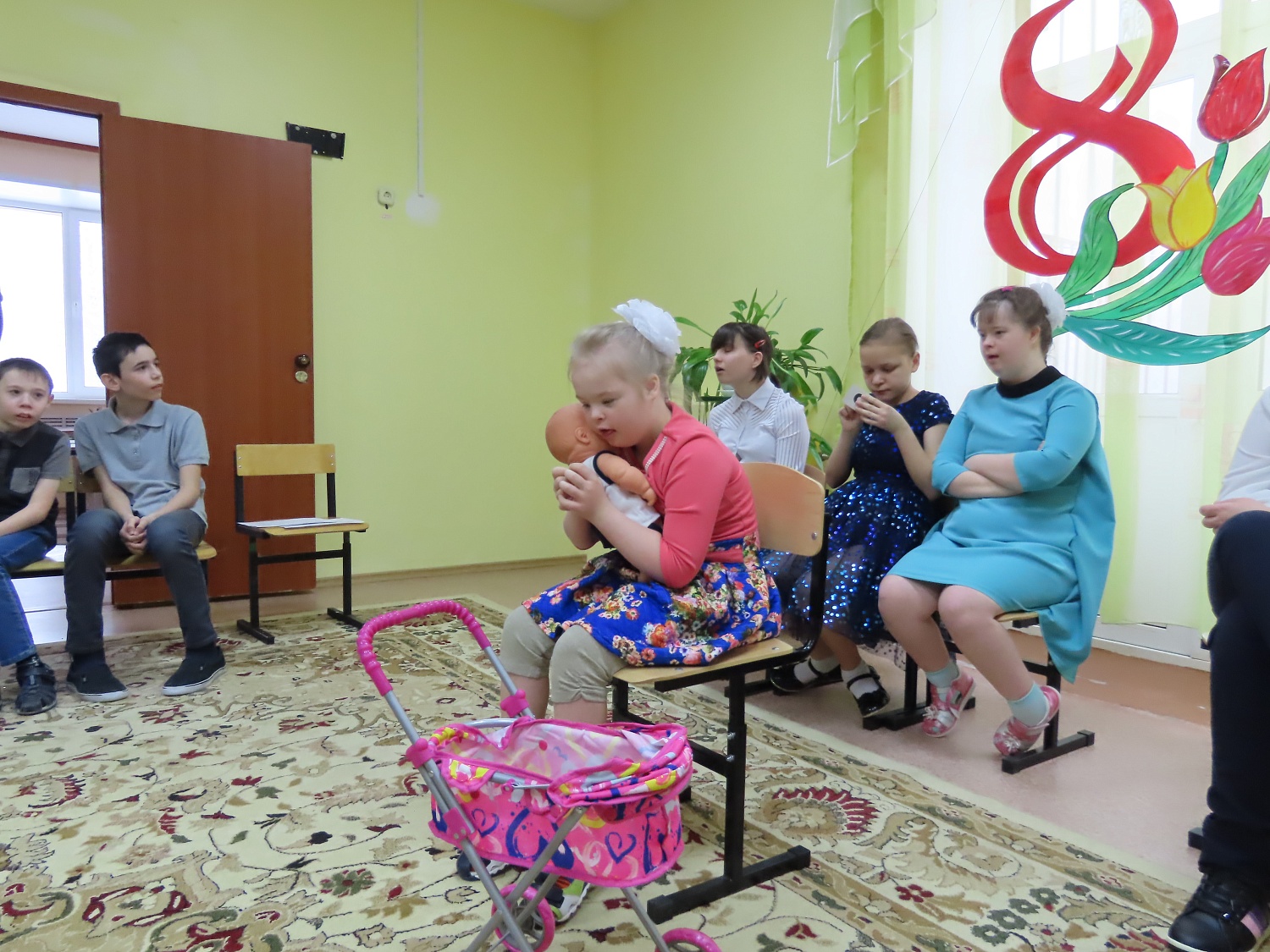 Праздник 8 марта в школе