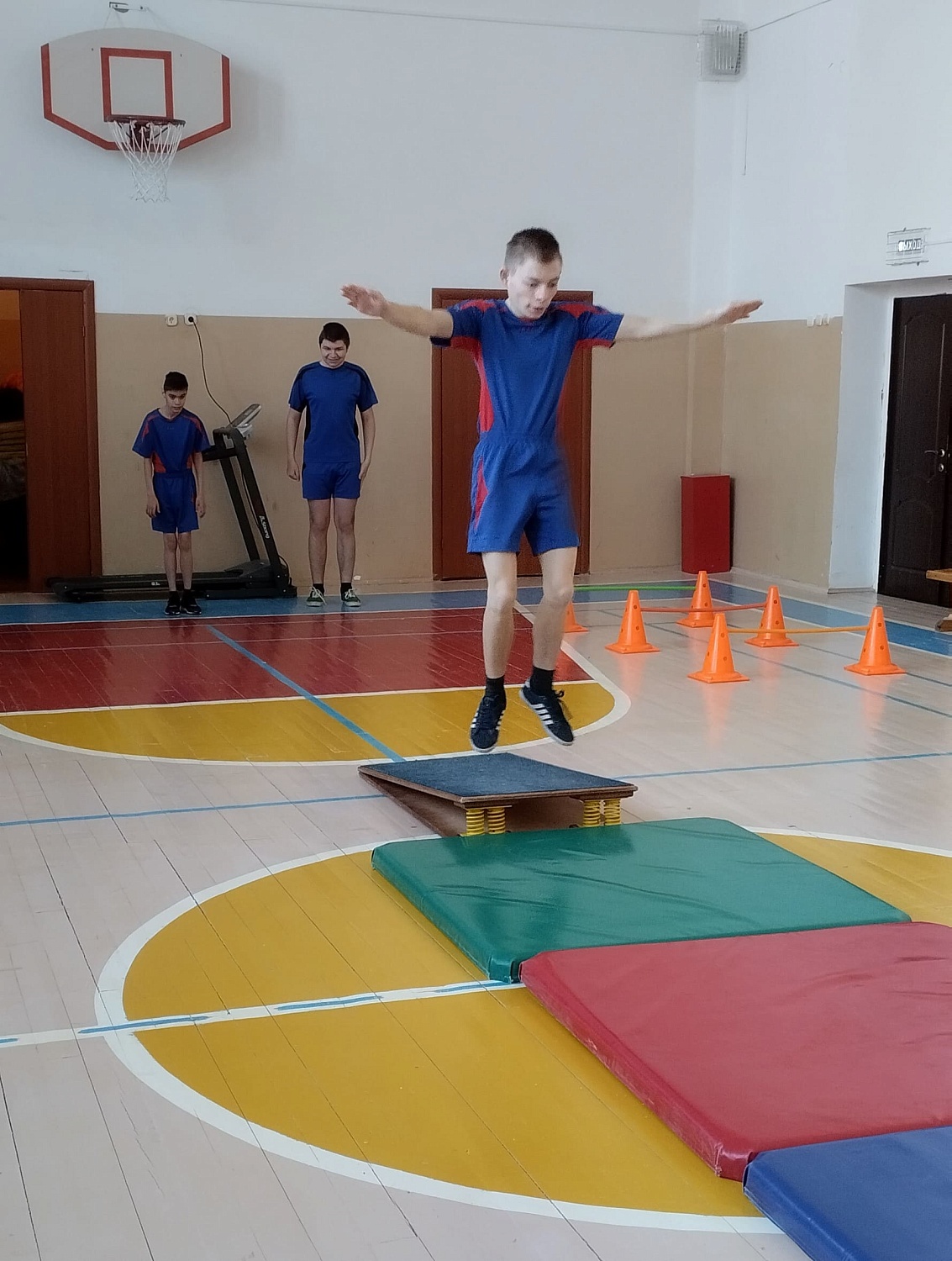 Урок физкультуры с элементами гимнастики