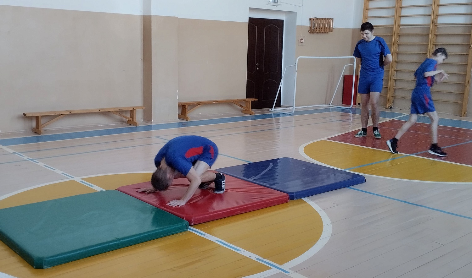 Урок физкультуры с элементами гимнастики