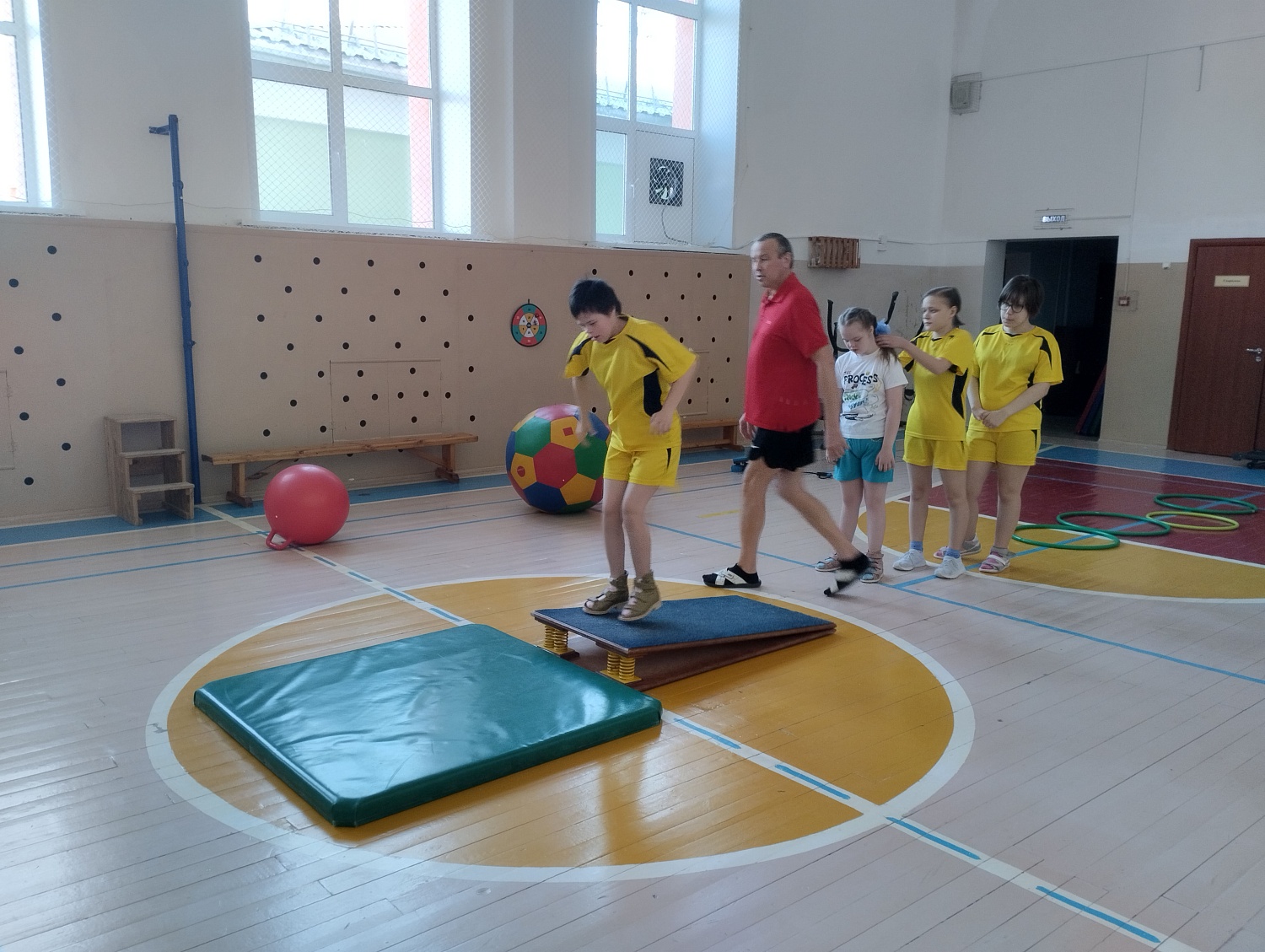 Урок физкультуры с элементами гимнастики