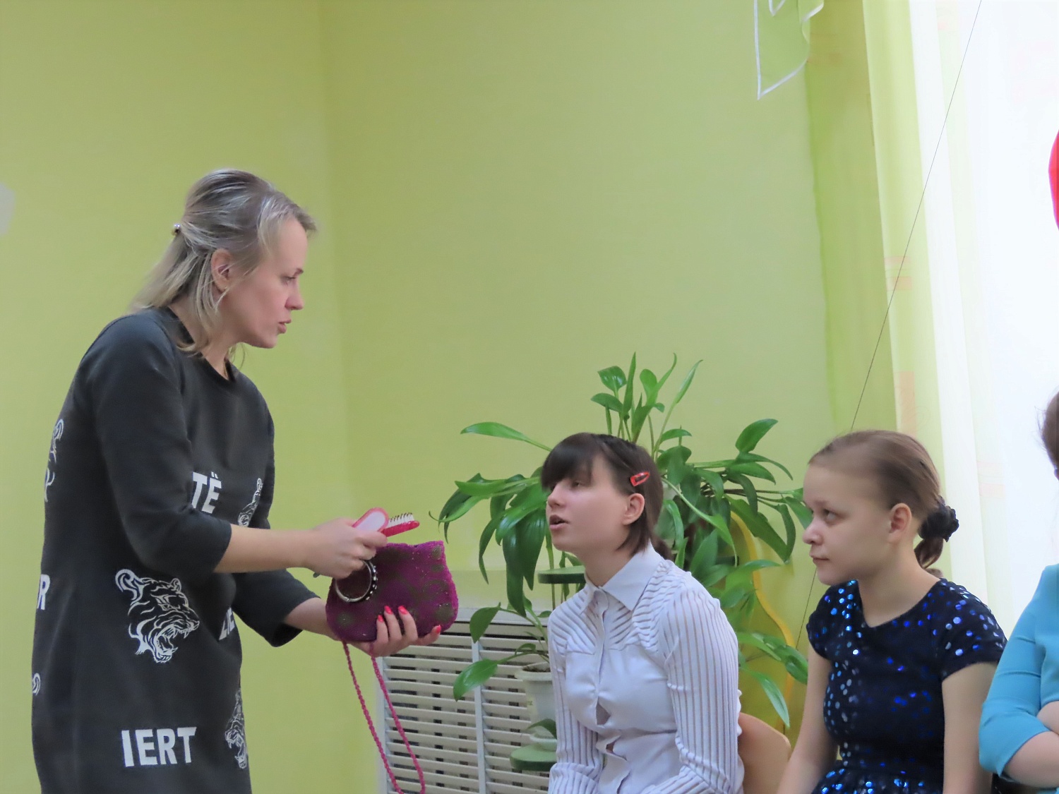 Праздник 8 марта в школе