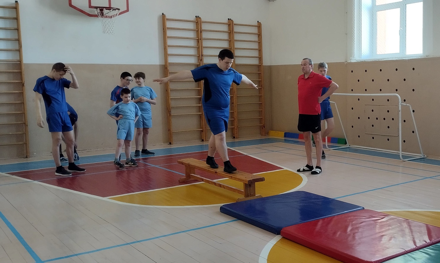 Урок физкультуры с элементами гимнастики