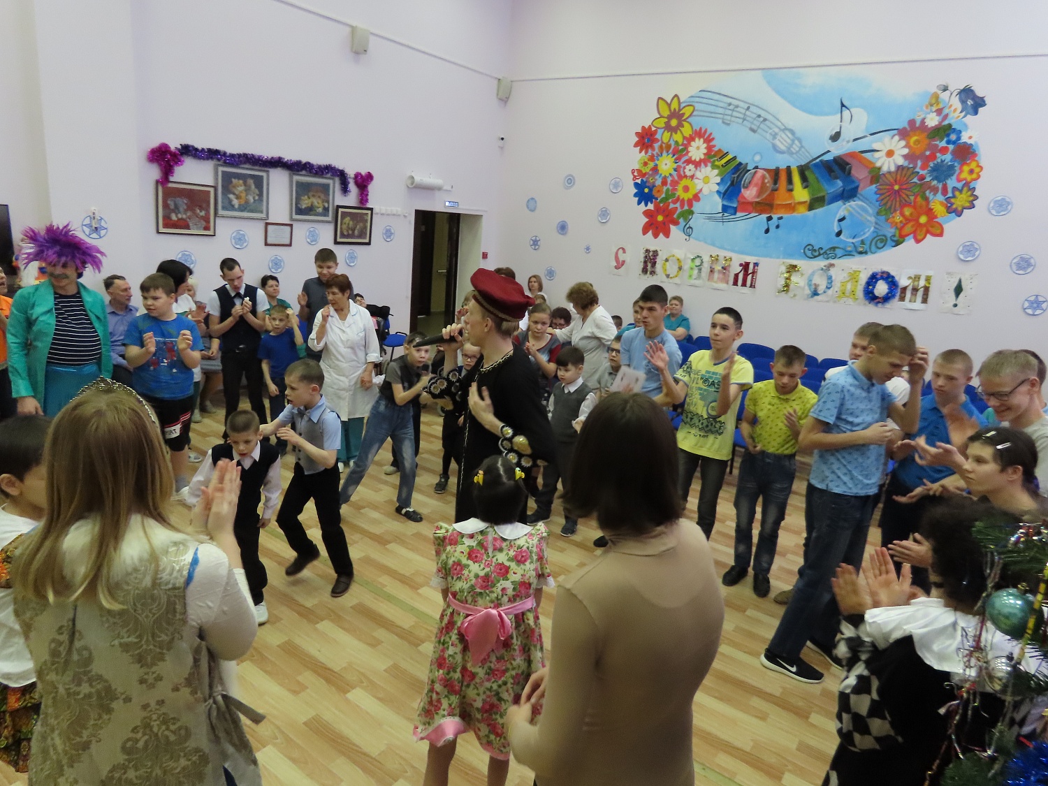 Новогодний спектакль от УМВД и студентов